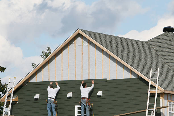 Professional Siding technician working in Sidney, IL